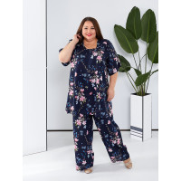 Легкий темно-синій костюм 3575-4 зі штапеля з розсипом рожевих квітів 